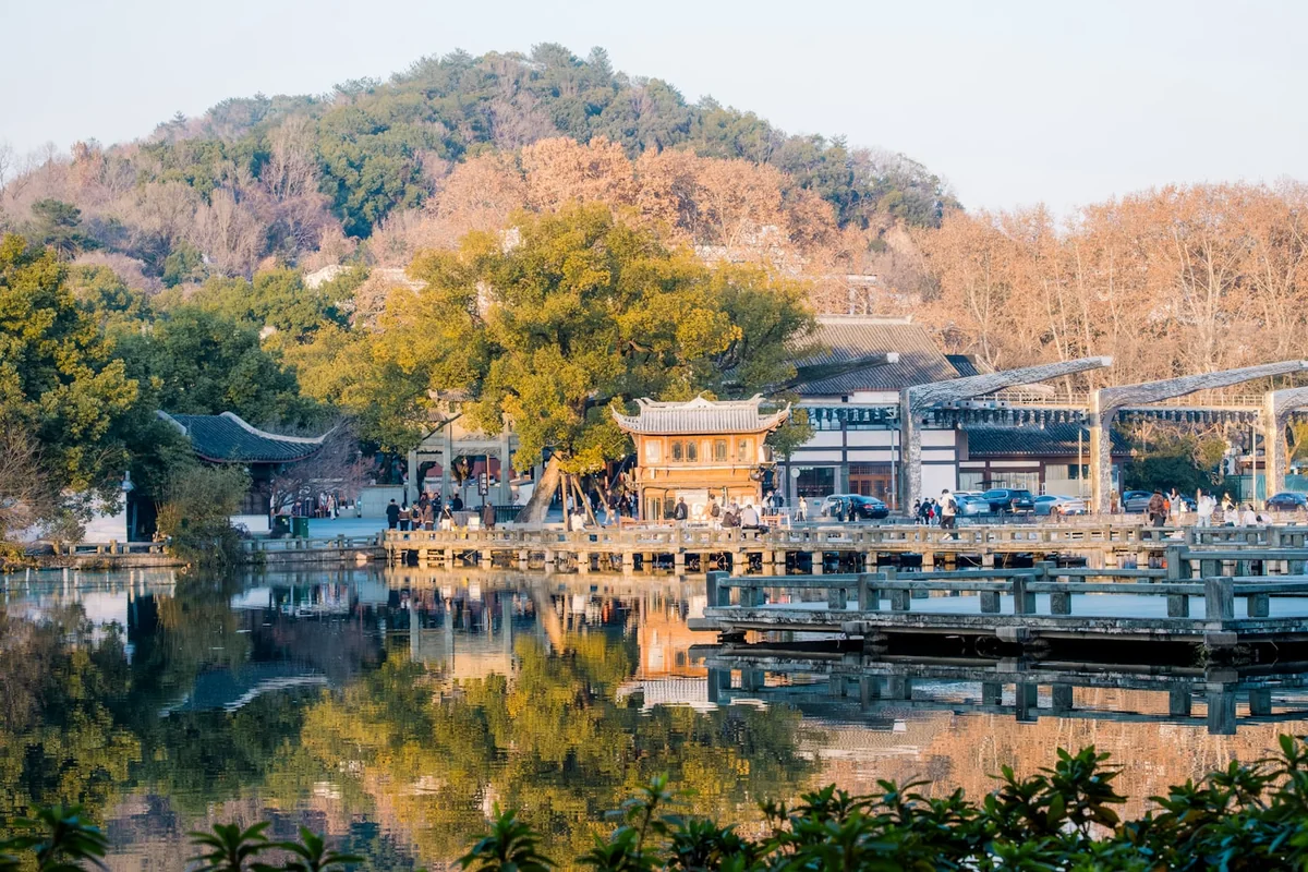杭州西湖秋日湖景与传统建筑