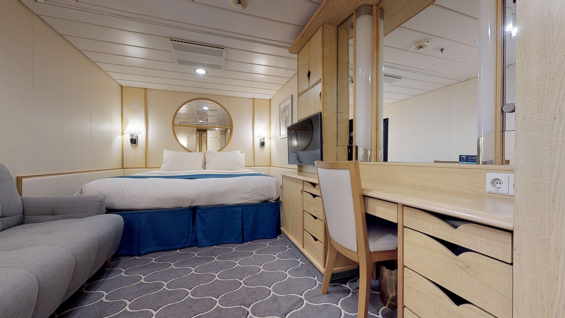 Navigator of the Seas Interior / Virtual Balcony